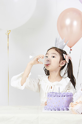 포토 JPG 스튜디오촬영 여자 어린이 실내 한명 누끼 소녀 앞모습 케이크 한국인 마시기 축하 생일파티 생일 즐거움 흰배경 풍선 요구르트 소녀한명만 국내포토 1 기념일 감정 뷰포인트 백그라운드 컨셉 모션 디저트 유제품 사람 동양인 내부 흰색 여자한명만 소녀만 파일형식