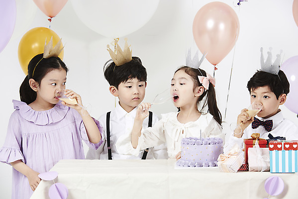 포토 JPG 스튜디오촬영 여자 남자 어린이 실내 선물 누끼 소녀 소년 여러명 상반신 앞모습 친구 선물상자 케이크 한국인 마시기 축하 생일파티 생일 즐거움 흰배경 풍선 요구르트 어린이만 국내포토 기념일 감정 뷰포인트 다수 백그라운드 컨셉 관계 모션 디저트 유제품 사람 동양인 내부 상자 흰색 파일형식