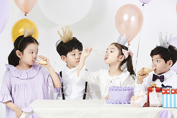 포토 JPG 스튜디오촬영 여자 남자 어린이 실내 선물 누끼 소녀 소년 여러명 상반신 앞모습 친구 선물상자 케이크 한국인 마시기 축하 생일파티 생일 즐거움 흰배경 풍선 요구르트 어린이만 국내포토 기념일 감정 뷰포인트 다수 백그라운드 컨셉 관계 모션 디저트 유제품 사람 동양인 내부 상자 흰색 파일형식