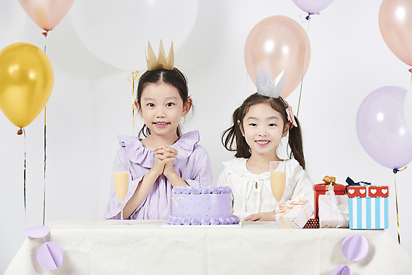포토 JPG 스튜디오촬영 여자 어린이 실내 선물 미소 누끼 소녀 두명 앞모습 선물상자 케이크 한국인 축하 생일파티 생일 즐거움 흰배경 풍선 소녀만 국내포토 기념일 감정 뷰포인트 백그라운드 컨셉 디저트 표정 사람 동양인 내부 상자 흰색 여자만 어린이만 파일형식