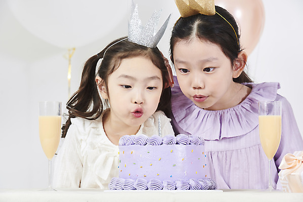 포토 JPG 스튜디오촬영 여자 어린이 촛불 실내 선물 누끼 소녀 두명 앞모습 선물상자 케이크 한국인 축하 생일파티 생일 불기 즐거움 흰배경 풍선 소녀만 국내포토 기념일 감정 뷰포인트 백그라운드 컨셉 초 모션 디저트 사람 동양인 내부 상자 흰색 여자만 어린이만 파일형식