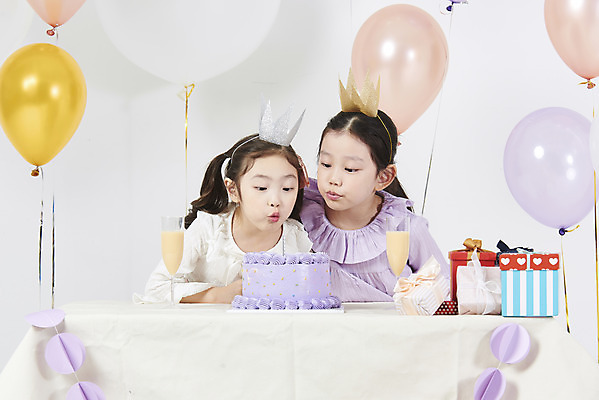 포토 JPG 스튜디오촬영 여자 어린이 촛불 실내 선물 누끼 소녀 두명 앞모습 선물상자 케이크 한국인 축하 생일파티 생일 불기 즐거움 흰배경 풍선 소녀만 국내포토 기념일 감정 뷰포인트 백그라운드 컨셉 초 모션 디저트 사람 동양인 내부 상자 흰색 여자만 어린이만 파일형식