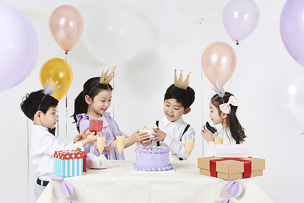 포토 JPG 스튜디오촬영 여자 남자 어린이 실내 선물 누끼 소녀 소년 여러명 상반신 앞모습 옆모습 친구 선물상자 케이크 한국인 축하 생일파티 생일 즐거움 흰배경 주기 풍선 생일상 어린이만 국내포토 기념일 감정 뷰포인트 다수 백그라운드 컨셉 관계 모션 디저트 사람 동양인 내부 상자 흰색 파일형식