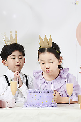 포토 JPG 스튜디오촬영 응시 여자 남자 어린이 촛불 실내 선물 누끼 소녀 소년 두명 앞모습 케이크 한국인 축하 생일파티 생일 즐거움 흰배경 요구르트 어린이만 국내포토 시선 기념일 감정 뷰포인트 백그라운드 컨셉 초 디저트 유제품 사람 동양인 내부 흰색 파일형식