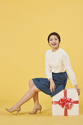 포토 JPG 전신 여자 리본 포장 선물 한명 미소 앉기 20대 성인 옆모습 선물상자 쇼핑 상자 한국인 축하 설레임 노란배경 성인여자한명만 국내포토 1 감정 뷰포인트 백그라운드 컨셉 모션 표정 사람 동양인 청년 노란색 여자한명만 성인여자만 파일형식