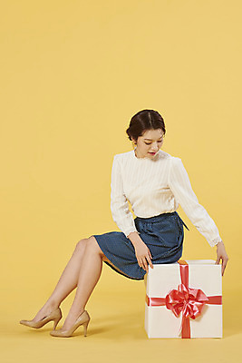포토 JPG 전신 여자 리본 포장 선물 한명 미소 앉기 20대 성인 옆모습 선물상자 쇼핑 상자 한국인 축하 설레임 노란배경 성인여자한명만 국내포토 1 감정 뷰포인트 백그라운드 컨셉 모션 표정 사람 동양인 청년 노란색 여자한명만 성인여자만 파일형식
