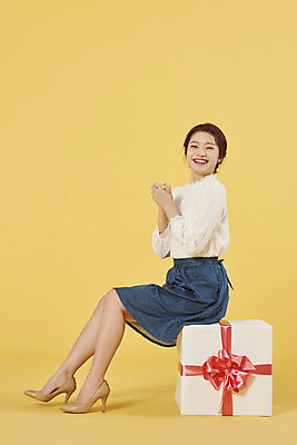 포토 JPG 전신 여자 리본 포장 선물 한명 미소 앉기 20대 성인 옆모습 선물상자 쇼핑 상자 한국인 축하 설레임 노란배경 성인여자한명만 국내포토 1 감정 뷰포인트 백그라운드 컨셉 모션 표정 사람 동양인 청년 노란색 여자한명만 성인여자만 파일형식