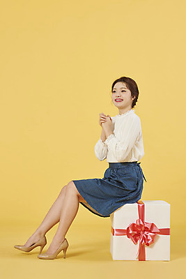 포토 JPG 전신 여자 리본 포장 선물 한명 미소 앉기 20대 성인 옆모습 선물상자 쇼핑 상자 한국인 축하 설레임 노란배경 성인여자한명만 국내포토 1 감정 뷰포인트 백그라운드 컨셉 모션 표정 사람 동양인 청년 노란색 여자한명만 성인여자만 파일형식