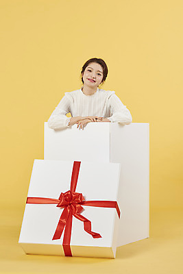 포토 JPG 여자 행복 리본 포장 선물 한명 서기 미소 이벤트 상반신 20대 성인 앞모습 선물상자 쇼핑 상자 한국인 축하 서프라이즈 노란배경 성인여자한명만 국내포토 1 감정 뷰포인트 백그라운드 컨셉 모션 표정 사람 동양인 청년 노란색 여자한명만 성인여자만 파일형식