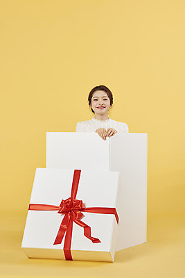 포토 JPG 여자 행복 리본 포장 선물 한명 서기 미소 이벤트 상반신 20대 성인 앞모습 선물상자 쇼핑 상자 한국인 축하 서프라이즈 노란배경 성인여자한명만 국내포토 1 감정 뷰포인트 백그라운드 컨셉 모션 표정 사람 동양인 청년 노란색 여자한명만 성인여자만 파일형식