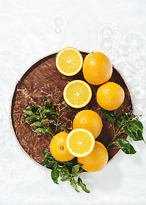 포토 JPG 스튜디오촬영 접시 물결 백그라운드 잎 오렌지 과일 단면 실내 사람없음 물 하이앵글 여러개 흰색 오브젝트 흰배경 나무쟁반 싱그러움 플랫레이 국내포토 자연요소 식물 식기 뷰포인트 컬러 다수 쟁반 내부 목재 플랫 파일형식