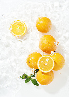 포토 JPG 스튜디오촬영 물결 백그라운드 잎 오렌지 과일 단면 실내 사람없음 물 하이앵글 여러개 흰색 오브젝트 흰배경 싱그러움 플랫레이 국내포토 자연요소 식물 뷰포인트 컬러 다수 내부 플랫 파일형식