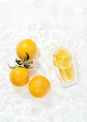 포토 JPG 스튜디오촬영 물결 백그라운드 잎 오렌지 과일 단면 잔 실내 사람없음 물 하이앵글 여러개 흰색 물컵 오브젝트 흰배경 싱그러움 플랫레이 국내포토 자연요소 식물 식기 뷰포인트 컬러 다수 내부 컵 플랫 파일형식