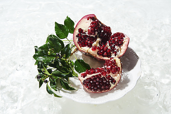 포토 JPG 스튜디오촬영 접시 물결 백그라운드 과일 단면 실내 사람없음 물 하이앵글 두개 흰색 오브젝트 흰배경 석류 아이비 싱그러움 플랫레이 국내포토 자연요소 식물 식기 뷰포인트 컬러 2 내부 플랫 파일형식