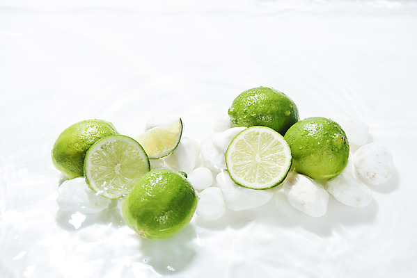 포토 JPG 스튜디오촬영 물결 과일 단면 실내 사람없음 물 여러개 조약돌 흰색 오브젝트 흰배경 라임 싱그러움 국내포토 자연요소 컬러 다수 백그라운드 내부 돌_바위 파일형식