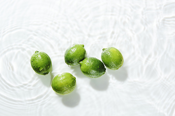 포토 JPG 스튜디오촬영 물결 과일 실내 사람없음 물 하이앵글 여러개 흰색 오브젝트 흰배경 라임 싱그러움 플랫레이 국내포토 자연요소 뷰포인트 컬러 다수 백그라운드 내부 플랫 파일형식