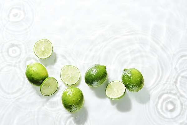 포토 JPG 스튜디오촬영 물결 과일 단면 실내 사람없음 물 하이앵글 여러개 흰색 오브젝트 흰배경 라임 싱그러움 플랫레이 국내포토 자연요소 뷰포인트 컬러 다수 백그라운드 내부 플랫 파일형식