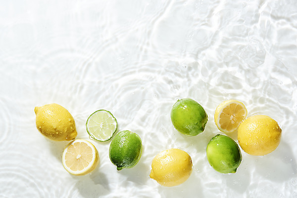 포토 JPG 스튜디오촬영 물결 과일 단면 실내 사람없음 물 하이앵글 여러개 흰색 레몬 오브젝트 흰배경 라임 싱그러움 플랫레이 국내포토 자연요소 뷰포인트 컬러 다수 백그라운드 내부 플랫 파일형식