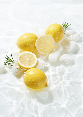 포토 JPG 스튜디오촬영 물결 과일 단면 실내 사람없음 물 여러개 조약돌 흰색 레몬 오브젝트 흰배경 로즈메리 싱그러움 국내포토 자연요소 컬러 다수 백그라운드 내부 돌_바위 허브 파일형식