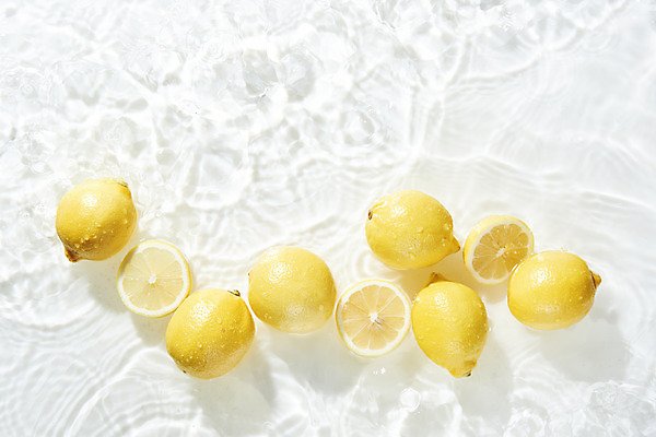 포토 JPG 스튜디오촬영 물결 과일 단면 실내 사람없음 물 하이앵글 여러개 흰색 레몬 오브젝트 흰배경 싱그러움 플랫레이 국내포토 자연요소 뷰포인트 컬러 다수 백그라운드 내부 플랫 파일형식