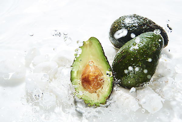 포토 JPG 스튜디오촬영 물결 과일 단면 실내 사람없음 물 조약돌 흰색 세개 오브젝트 흰배경 아보카도 싱그러움 국내포토 자연요소 컬러 백그라운드 3 내부 돌_바위 파일형식