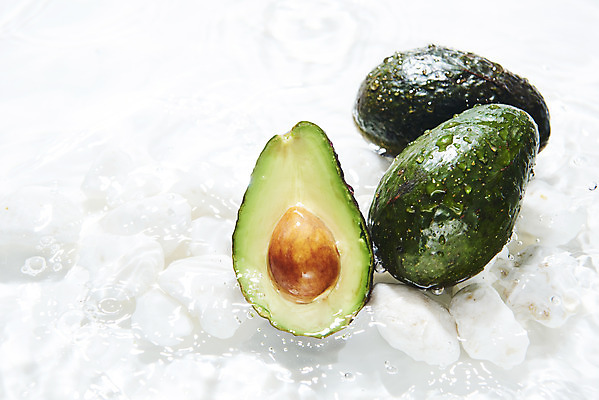 포토 JPG 스튜디오촬영 물결 과일 단면 실내 사람없음 물 조약돌 흰색 세개 오브젝트 흰배경 아보카도 싱그러움 국내포토 자연요소 컬러 백그라운드 3 내부 돌_바위 파일형식