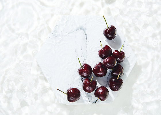 포토 JPG 스튜디오촬영 접시 물결 과일 실내 사람없음 물 하이앵글 여러개 흰색 체리 오브젝트 흰배경 싱그러움 플랫레이 돌접시 국내포토 자연요소 식기 뷰포인트 컬러 다수 백그라운드 내부 플랫 파일형식