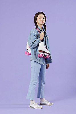 포토 JPG 스튜디오촬영 전신 우먼라이프 여자 실내 한명 서기 20대 성인 옆모습 보라색 한국인 청바지 롤러블레이드 즐거움 복고 청자켓 롤러장 보라색배경 성인여자한명만 청청패션 국내포토 1 라이프스타일 패션 감정 뷰포인트 컬러 백그라운드 바지 모션 사람 동양인 청년 취미 내부 재킷 여자한명만 성인여자만 파일형식