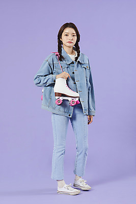 포토 JPG 스튜디오촬영 전신 우먼라이프 여자 실내 한명 서기 20대 성인 앞모습 보라색 한국인 청바지 롤러블레이드 즐거움 복고 청자켓 롤러장 보라색배경 성인여자한명만 청청패션 국내포토 1 라이프스타일 패션 감정 뷰포인트 컬러 백그라운드 바지 모션 사람 동양인 청년 취미 내부 재킷 여자한명만 성인여자만 파일형식