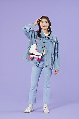 포토 JPG 스튜디오촬영 전신 우먼라이프 여자 실내 한명 서기 미소 20대 성인 앞모습 머리카락 보라색 한국인 청바지 롤러블레이드 즐거움 복고 청자켓 롤러장 보라색배경 성인여자한명만 청청패션 국내포토 1 라이프스타일 패션 감정 뷰포인트 컬러 백그라운드 바지 모션 표정 사람 동양인 청년 취미 내부 머리 재킷 여자한명만 성인여자만 파일형식