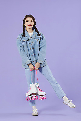 포토 JPG 스튜디오촬영 전신 우먼라이프 여자 실내 한명 서기 미소 20대 성인 앞모습 보라색 한국인 청바지 롤러블레이드 즐거움 복고 청자켓 롤러장 보라색배경 성인여자한명만 청청패션 국내포토 1 라이프스타일 패션 감정 뷰포인트 컬러 백그라운드 바지 모션 표정 사람 동양인 청년 취미 내부 재킷 여자한명만 성인여자만 파일형식