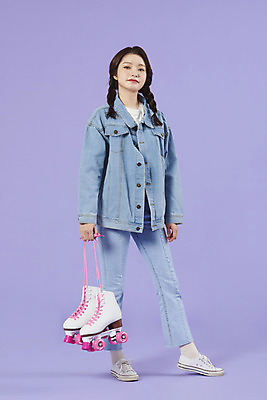 포토 JPG 스튜디오촬영 전신 우먼라이프 여자 실내 한명 서기 미소 20대 성인 앞모습 보라색 한국인 청바지 롤러블레이드 즐거움 복고 청자켓 롤러장 보라색배경 성인여자한명만 청청패션 국내포토 1 라이프스타일 패션 감정 뷰포인트 컬러 백그라운드 바지 모션 표정 사람 동양인 청년 취미 내부 재킷 여자한명만 성인여자만 파일형식