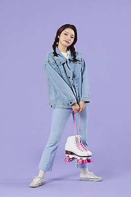 포토 JPG 스튜디오촬영 전신 우먼라이프 여자 실내 한명 서기 미소 20대 성인 앞모습 보라색 한국인 청바지 롤러블레이드 즐거움 복고 청자켓 롤러장 보라색배경 성인여자한명만 청청패션 국내포토 1 라이프스타일 패션 감정 뷰포인트 컬러 백그라운드 바지 모션 표정 사람 동양인 청년 취미 내부 재킷 여자한명만 성인여자만 파일형식
