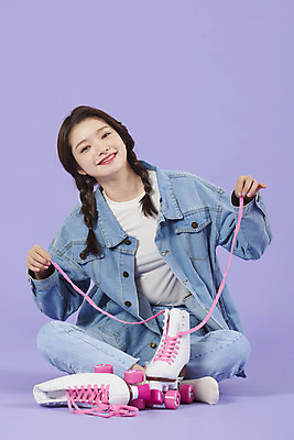 포토 JPG 스튜디오촬영 전신 우먼라이프 여자 실내 한명 미소 앉기 20대 성인 앞모습 보라색 한국인 청바지 끈 롤러블레이드 즐거움 복고 청자켓 롤러장 보라색배경 성인여자한명만 청청패션 국내포토 1 라이프스타일 패션 감정 뷰포인트 컬러 백그라운드 바지 모션 표정 사람 동양인 청년 취미 내부 재킷 여자한명만 성인여자만 파일형식