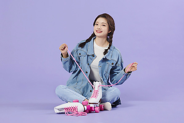 포토 JPG 스튜디오촬영 전신 우먼라이프 여자 실내 한명 미소 앉기 20대 성인 앞모습 보라색 한국인 청바지 끈 롤러블레이드 즐거움 복고 청자켓 롤러장 보라색배경 성인여자한명만 청청패션 국내포토 1 라이프스타일 패션 감정 뷰포인트 컬러 백그라운드 바지 모션 표정 사람 동양인 청년 취미 내부 재킷 여자한명만 성인여자만 파일형식