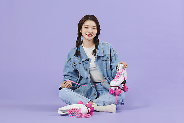 포토 JPG 스튜디오촬영 전신 우먼라이프 여자 실내 한명 미소 앉기 20대 성인 앞모습 보라색 한국인 청바지 끈 롤러블레이드 즐거움 복고 청자켓 롤러장 보라색배경 성인여자한명만 청청패션 국내포토 1 라이프스타일 패션 감정 뷰포인트 컬러 백그라운드 바지 모션 표정 사람 동양인 청년 취미 내부 재킷 여자한명만 성인여자만 파일형식