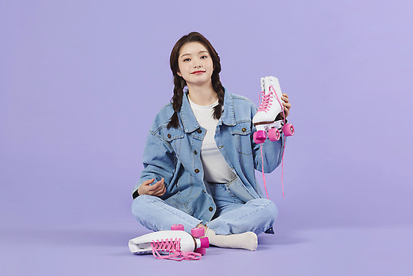 포토 JPG 스튜디오촬영 전신 우먼라이프 여자 실내 한명 미소 앉기 20대 성인 앞모습 보라색 한국인 청바지 끈 롤러블레이드 즐거움 복고 청자켓 롤러장 보라색배경 성인여자한명만 청청패션 국내포토 1 라이프스타일 패션 감정 뷰포인트 컬러 백그라운드 바지 모션 표정 사람 동양인 청년 취미 내부 재킷 여자한명만 성인여자만 파일형식