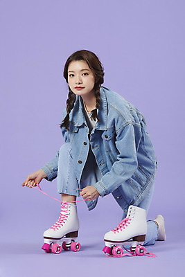 포토 JPG 스튜디오촬영 전신 우먼라이프 여자 실내 한명 미소 앉기 20대 성인 옆모습 보라색 한국인 청바지 끈 롤러블레이드 즐거움 복고 청자켓 롤러장 보라색배경 성인여자한명만 청청패션 국내포토 1 라이프스타일 패션 감정 뷰포인트 컬러 백그라운드 바지 모션 표정 사람 동양인 청년 취미 내부 재킷 여자한명만 성인여자만 파일형식