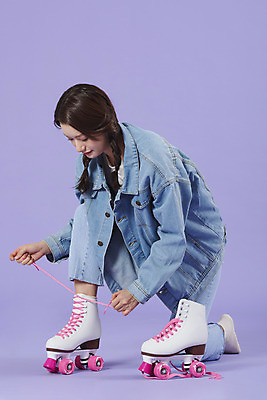 포토 JPG 스튜디오촬영 전신 우먼라이프 여자 실내 한명 미소 앉기 20대 성인 옆모습 보라색 한국인 청바지 끈 롤러블레이드 즐거움 복고 청자켓 롤러장 보라색배경 성인여자한명만 청청패션 국내포토 1 라이프스타일 패션 감정 뷰포인트 컬러 백그라운드 바지 모션 표정 사람 동양인 청년 취미 내부 재킷 여자한명만 성인여자만 파일형식
