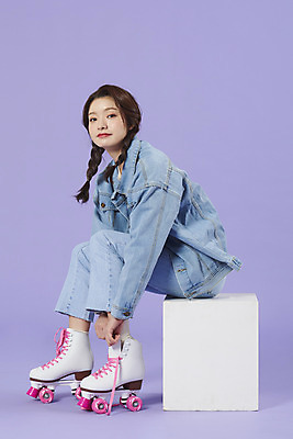 포토 JPG 스튜디오촬영 전신 우먼라이프 여자 실내 한명 미소 앉기 20대 성인 옆모습 보라색 한국인 청바지 끈 롤러블레이드 즐거움 복고 청자켓 롤러장 보라색배경 성인여자한명만 청청패션 국내포토 1 라이프스타일 패션 감정 뷰포인트 컬러 백그라운드 바지 모션 표정 사람 동양인 청년 취미 내부 재킷 여자한명만 성인여자만 파일형식