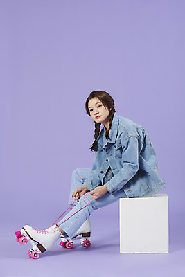 포토 JPG 스튜디오촬영 전신 우먼라이프 여자 실내 한명 미소 앉기 20대 성인 옆모습 보라색 한국인 청바지 끈 롤러블레이드 즐거움 복고 청자켓 롤러장 보라색배경 성인여자한명만 청청패션 국내포토 1 라이프스타일 패션 감정 뷰포인트 컬러 백그라운드 바지 모션 표정 사람 동양인 청년 취미 내부 재킷 여자한명만 성인여자만 파일형식