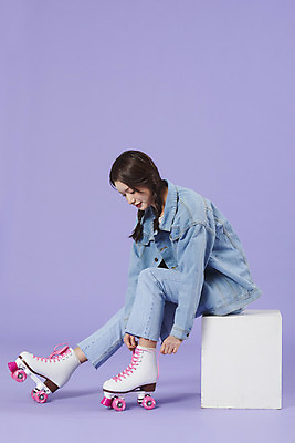 포토 JPG 스튜디오촬영 전신 우먼라이프 여자 실내 한명 미소 앉기 20대 성인 옆모습 보라색 한국인 청바지 끈 롤러블레이드 즐거움 복고 청자켓 롤러장 보라색배경 성인여자한명만 청청패션 국내포토 1 라이프스타일 패션 감정 뷰포인트 컬러 백그라운드 바지 모션 표정 사람 동양인 청년 취미 내부 재킷 여자한명만 성인여자만 파일형식