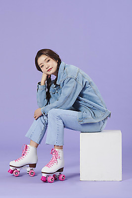 포토 JPG 스튜디오촬영 전신 우먼라이프 여자 실내 한명 앉기 20대 성인 옆모습 보라색 한국인 청바지 롤러블레이드 즐거움 고민 복고 청자켓 롤러장 보라색배경 성인여자한명만 청청패션 국내포토 1 라이프스타일 패션 감정 뷰포인트 컬러 백그라운드 바지 모션 사람 동양인 청년 취미 내부 재킷 여자한명만 성인여자만 파일형식