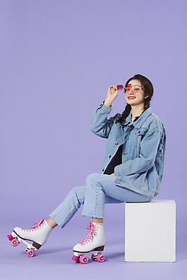 포토 JPG 스튜디오촬영 전신 우먼라이프 여자 실내 한명 앉기 20대 성인 옆모습 선글라스 보라색 한국인 청바지 롤러블레이드 즐거움 복고 청자켓 롤러장 보라색배경 성인여자한명만 청청패션 국내포토 1 라이프스타일 패션 감정 안경 뷰포인트 컬러 백그라운드 바지 모션 사람 동양인 청년 취미 내부 재킷 여자한명만 성인여자만 파일형식