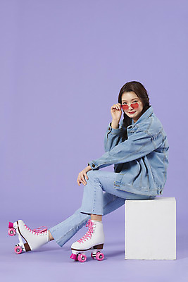 포토 JPG 스튜디오촬영 전신 우먼라이프 여자 장난 실내 한명 앉기 20대 성인 옆모습 선글라스 보라색 한국인 청바지 롤러블레이드 즐거움 복고 청자켓 롤러장 보라색배경 성인여자한명만 청청패션 국내포토 1 라이프스타일 패션 감정 안경 뷰포인트 컬러 백그라운드 바지 모션 사람 동양인 청년 취미 내부 재킷 여자한명만 성인여자만 파일형식