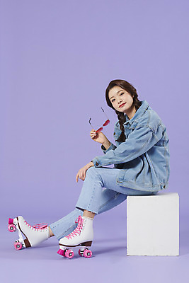 포토 JPG 스튜디오촬영 전신 우먼라이프 여자 장난 실내 한명 앉기 20대 성인 옆모습 선글라스 보라색 한국인 청바지 롤러블레이드 즐거움 복고 청자켓 롤러장 보라색배경 성인여자한명만 청청패션 국내포토 1 라이프스타일 패션 감정 안경 뷰포인트 컬러 백그라운드 바지 모션 사람 동양인 청년 취미 내부 재킷 여자한명만 성인여자만 파일형식