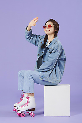 포토 JPG 스튜디오촬영 전신 우먼라이프 여자 실내 한명 앉기 20대 성인 옆모습 선글라스 햇빛 보라색 한국인 청바지 롤러블레이드 즐거움 복고 청자켓 롤러장 보라색배경 성인여자한명만 청청패션 국내포토 1 라이프스타일 패션 감정 안경 뷰포인트 컬러 백그라운드 바지 모션 사람 동양인 청년 취미 내부 태양 재킷 여자한명만 성인여자만 파일형식