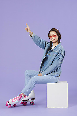 포토 JPG 스튜디오촬영 전신 우먼라이프 여자 실내 한명 앉기 20대 성인 옆모습 선글라스 햇빛 보라색 한국인 청바지 롤러블레이드 즐거움 복고 청자켓 롤러장 보라색배경 성인여자한명만 청청패션 국내포토 1 라이프스타일 패션 감정 안경 뷰포인트 컬러 백그라운드 바지 모션 사람 동양인 청년 취미 내부 태양 재킷 여자한명만 성인여자만 파일형식