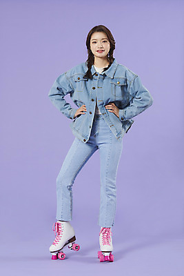 포토 JPG 스튜디오촬영 전신 우먼라이프 여자 실내 한명 서기 20대 성인 앞모습 보라색 한국인 청바지 롤러블레이드 즐거움 복고 청자켓 롤러장 보라색배경 성인여자한명만 청청패션 국내포토 1 라이프스타일 패션 감정 뷰포인트 컬러 백그라운드 바지 모션 사람 동양인 청년 취미 내부 재킷 여자한명만 성인여자만 파일형식