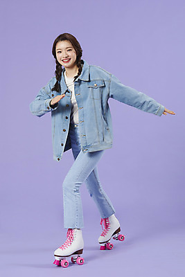 포토 JPG 스튜디오촬영 전신 우먼라이프 여자 실내 한명 서기 20대 성인 옆모습 보라색 한국인 청바지 롤러블레이드 즐거움 복고 청자켓 롤러장 보라색배경 성인여자한명만 청청패션 국내포토 1 라이프스타일 패션 감정 뷰포인트 컬러 백그라운드 바지 모션 사람 동양인 청년 취미 내부 재킷 여자한명만 성인여자만 파일형식